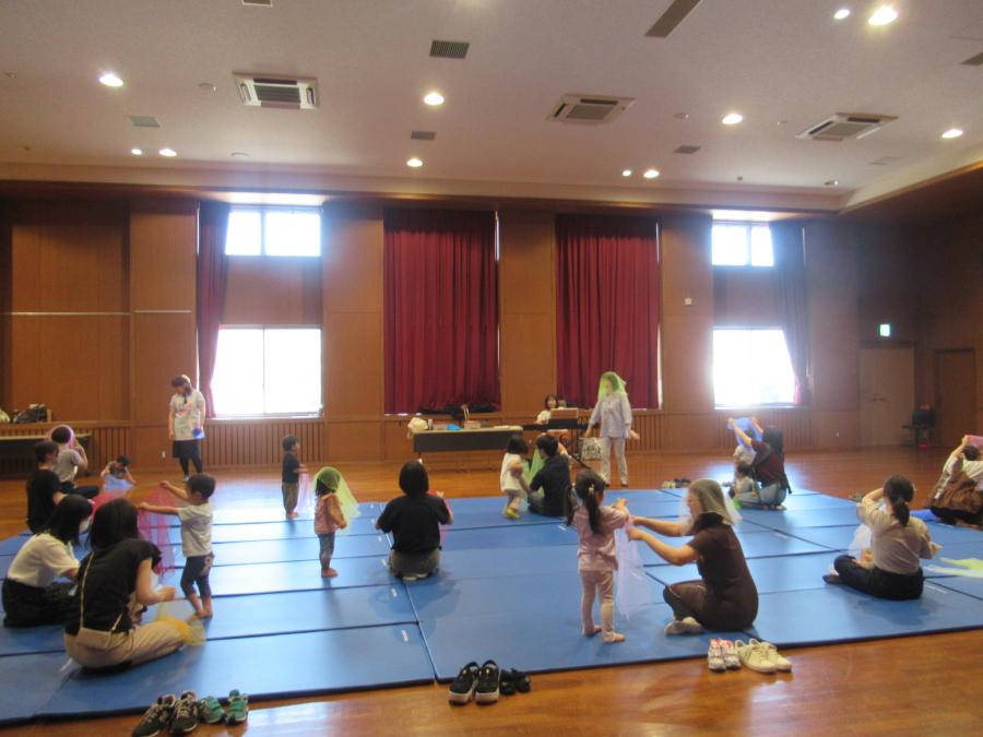 スカーフをかぶり遊ぶ様子