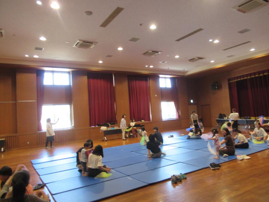 スカーフで遊ぶ様子