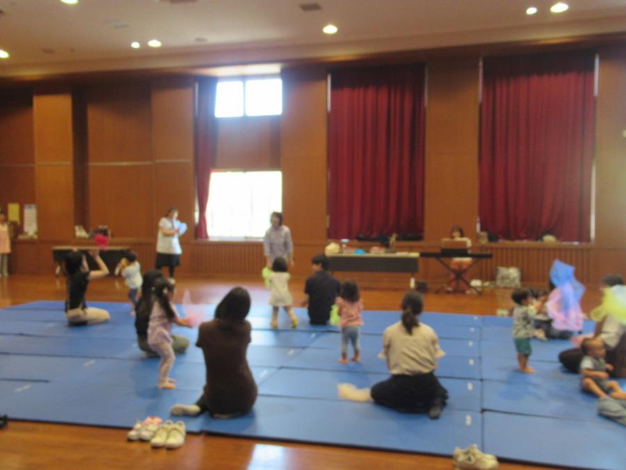 スカーフを畳み歌を歌う様子