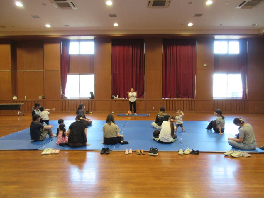 手遊びを楽しむ様子