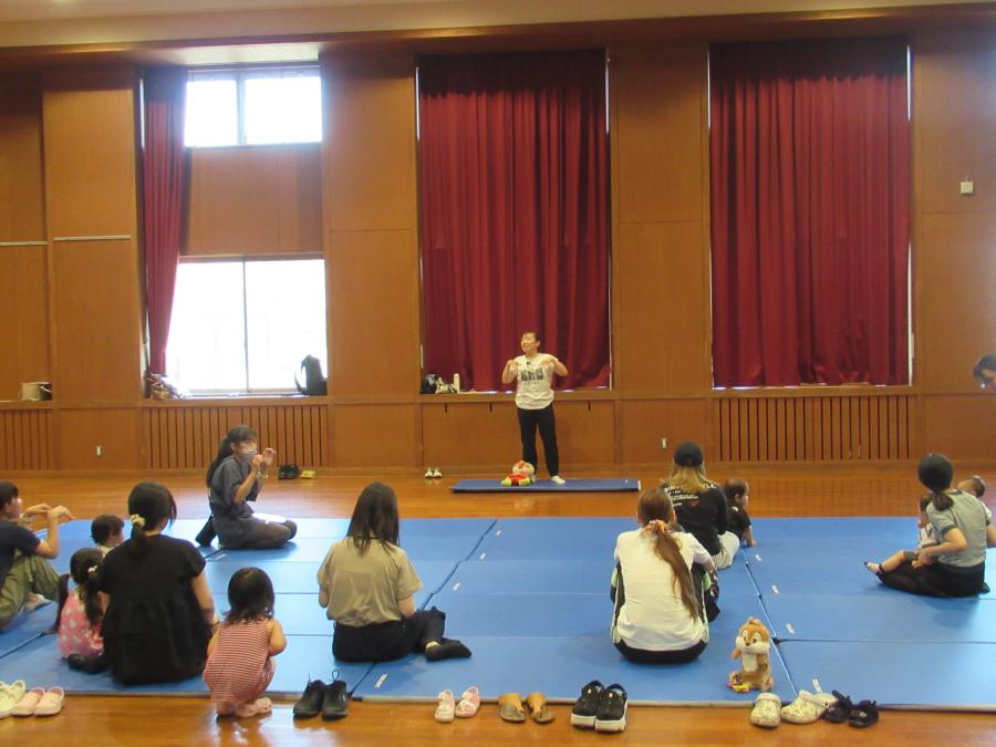 手遊びを親子で楽しむ様子