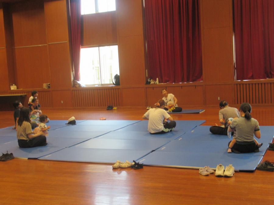 子どもを抱っこで膝に置いて楽しむ様子