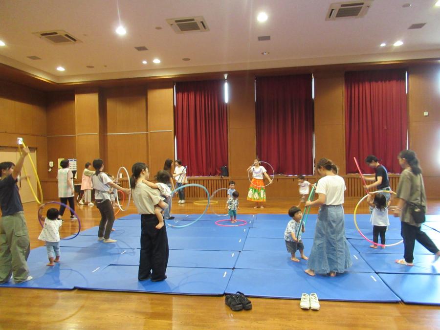 フラフープで遊ぶ様子