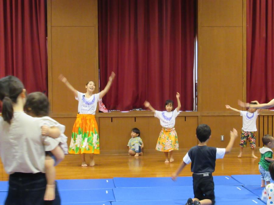講師の踊りを真似して踊る会場の様子