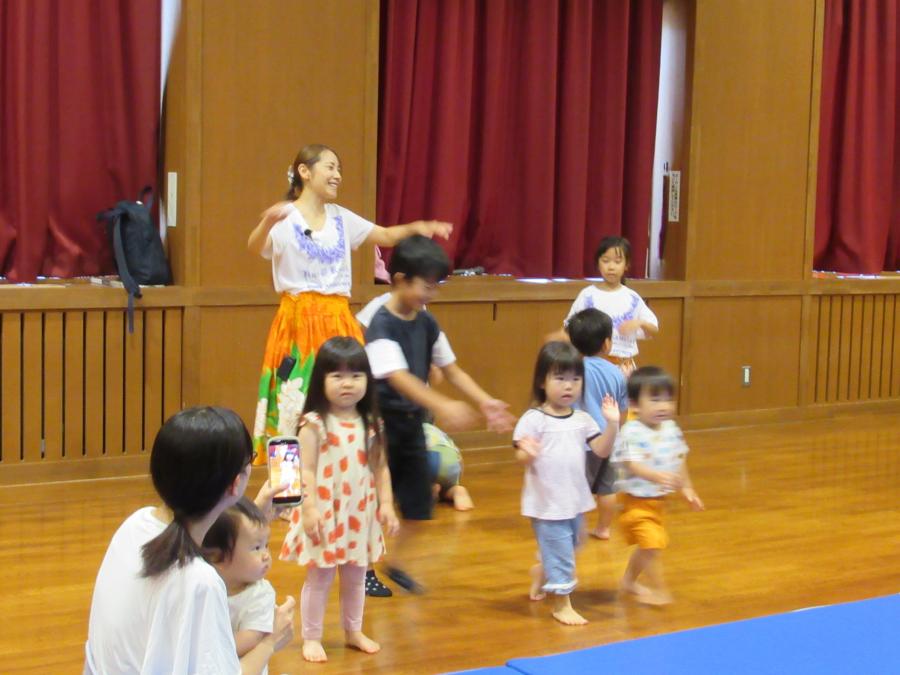 前に出て踊る子どもたちの様子