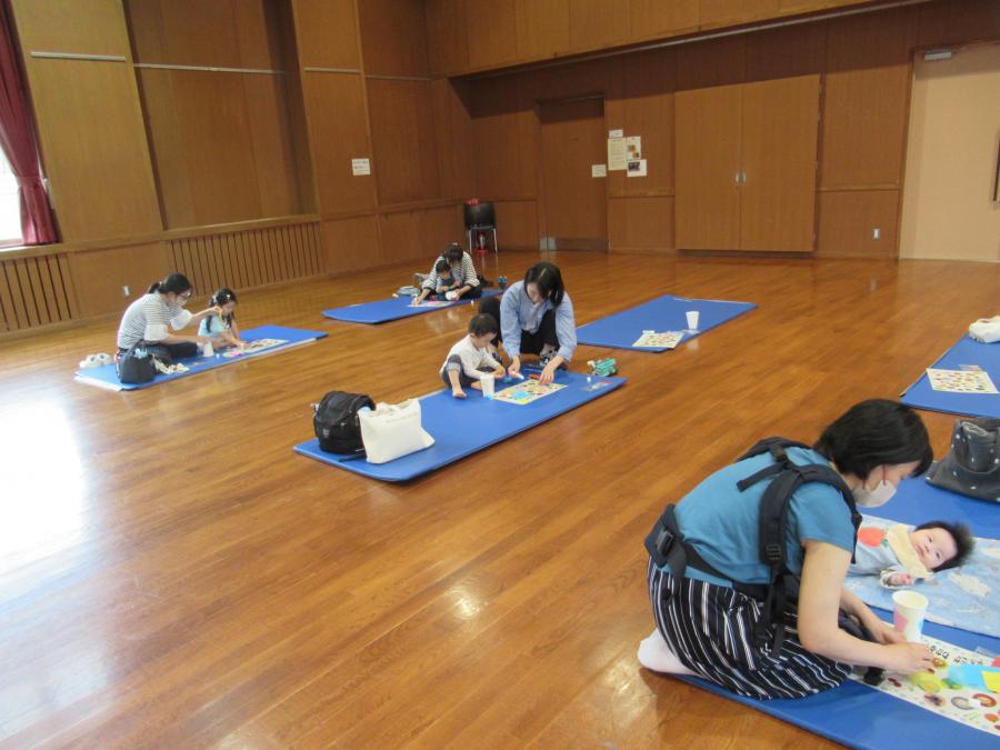 会場でペン立てにする紙コップの飾りつけをしている様子
