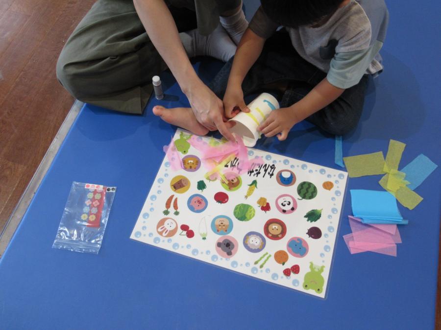 好きなようにおはながみを紙コップになる親子の姿