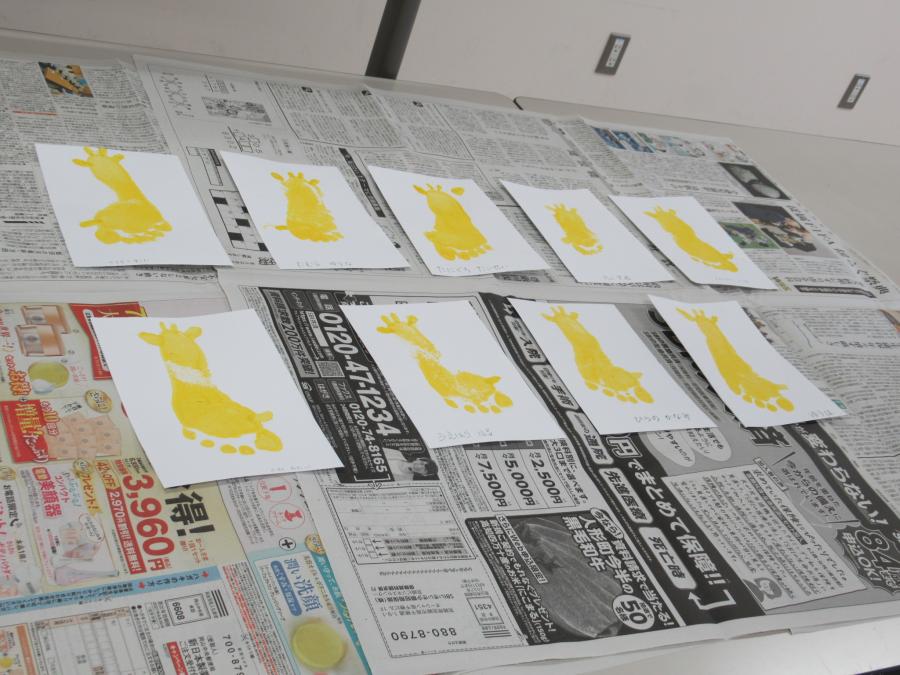 足形を並べて感想させているところ