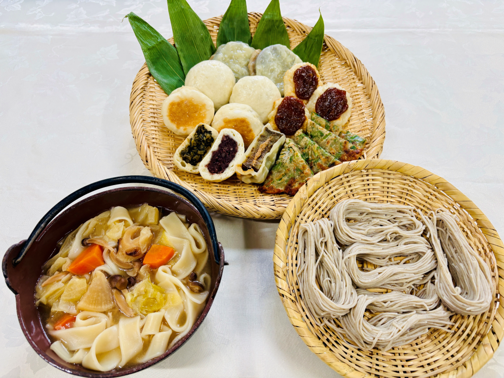 「長野市の粉もの文化(そば、おやき、にらせんべい、おぶっこ、すいとん、こねつけ)」の写真