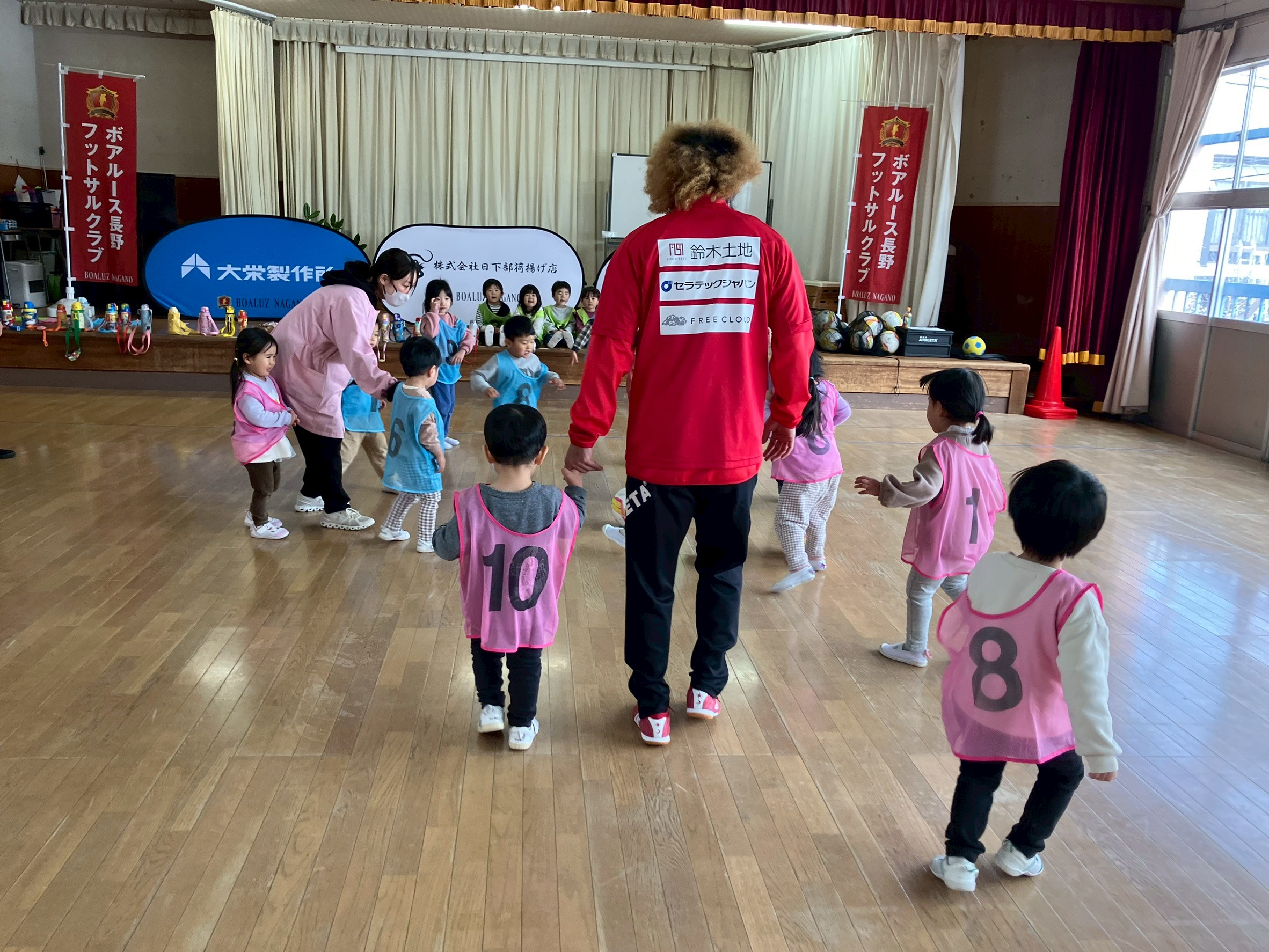 信学会長野北幼稚園での出張スポーツ交流事業の様子の写真
