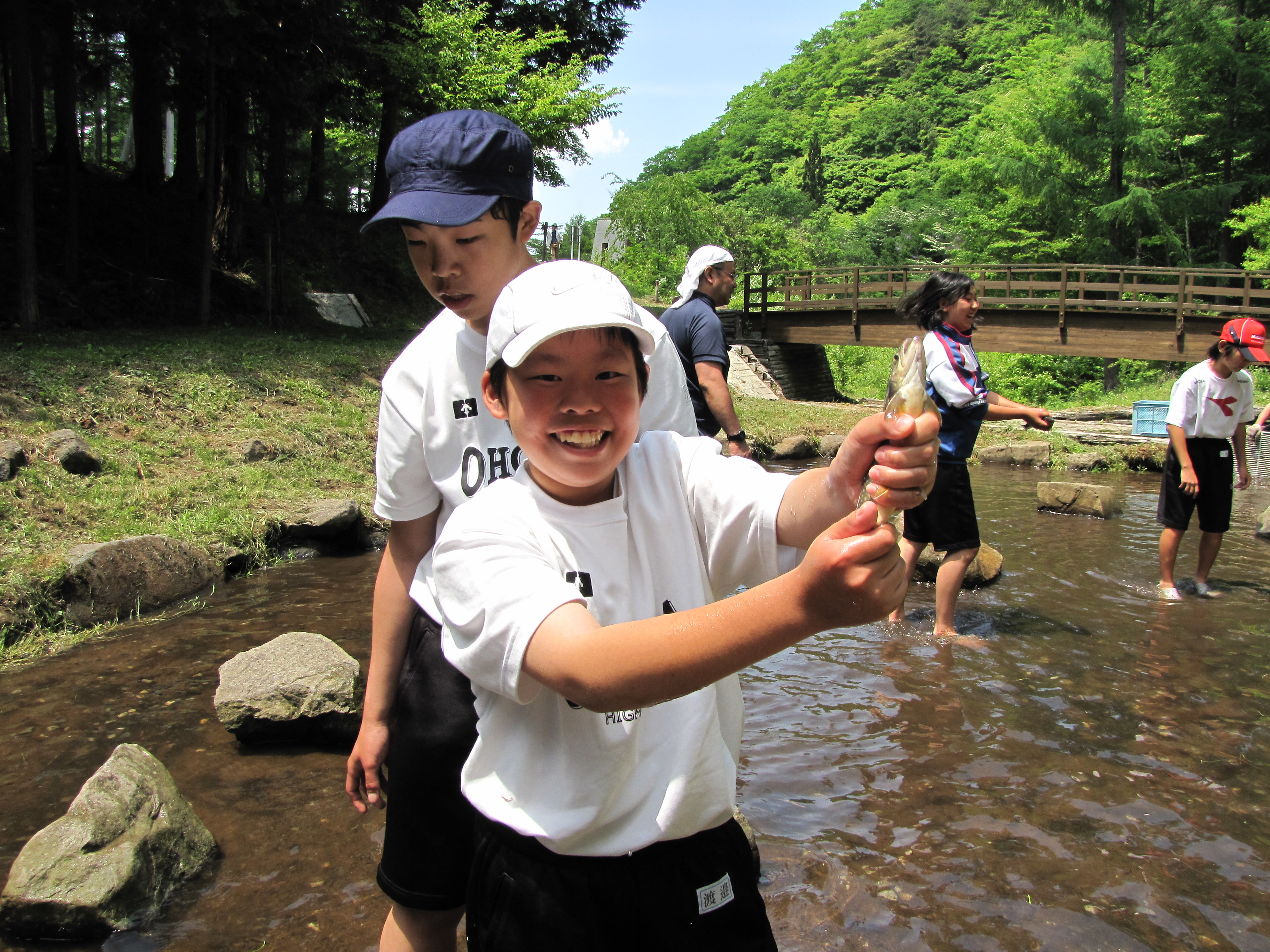 農家民泊(魚の手づかみ)の様子の写真