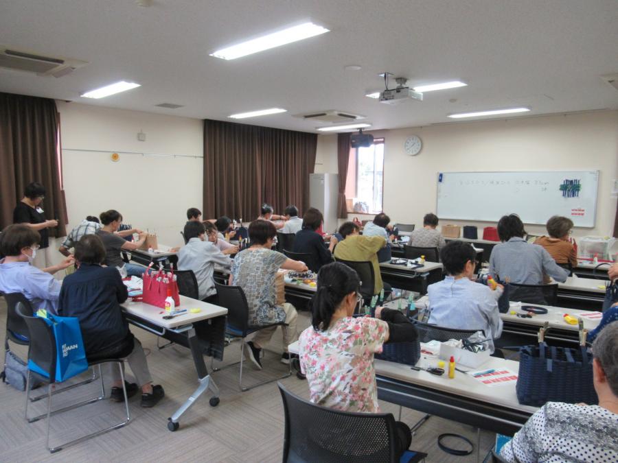 縁の仕上げをしている様子