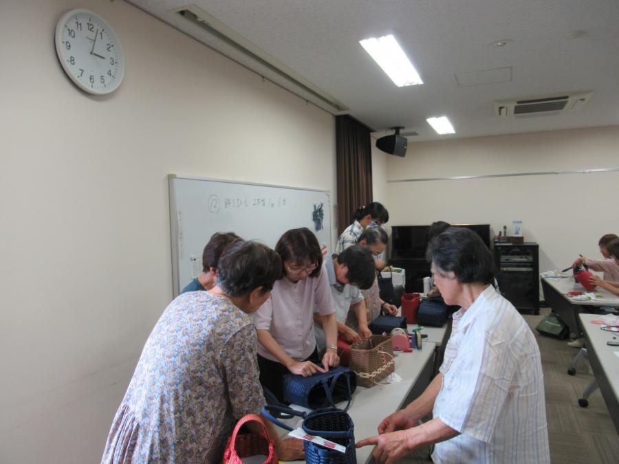模様編みのやり方を教えてもらっている様子