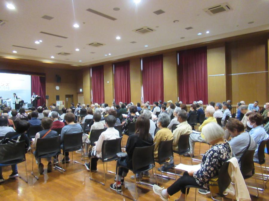 演奏を聴く会場の様子