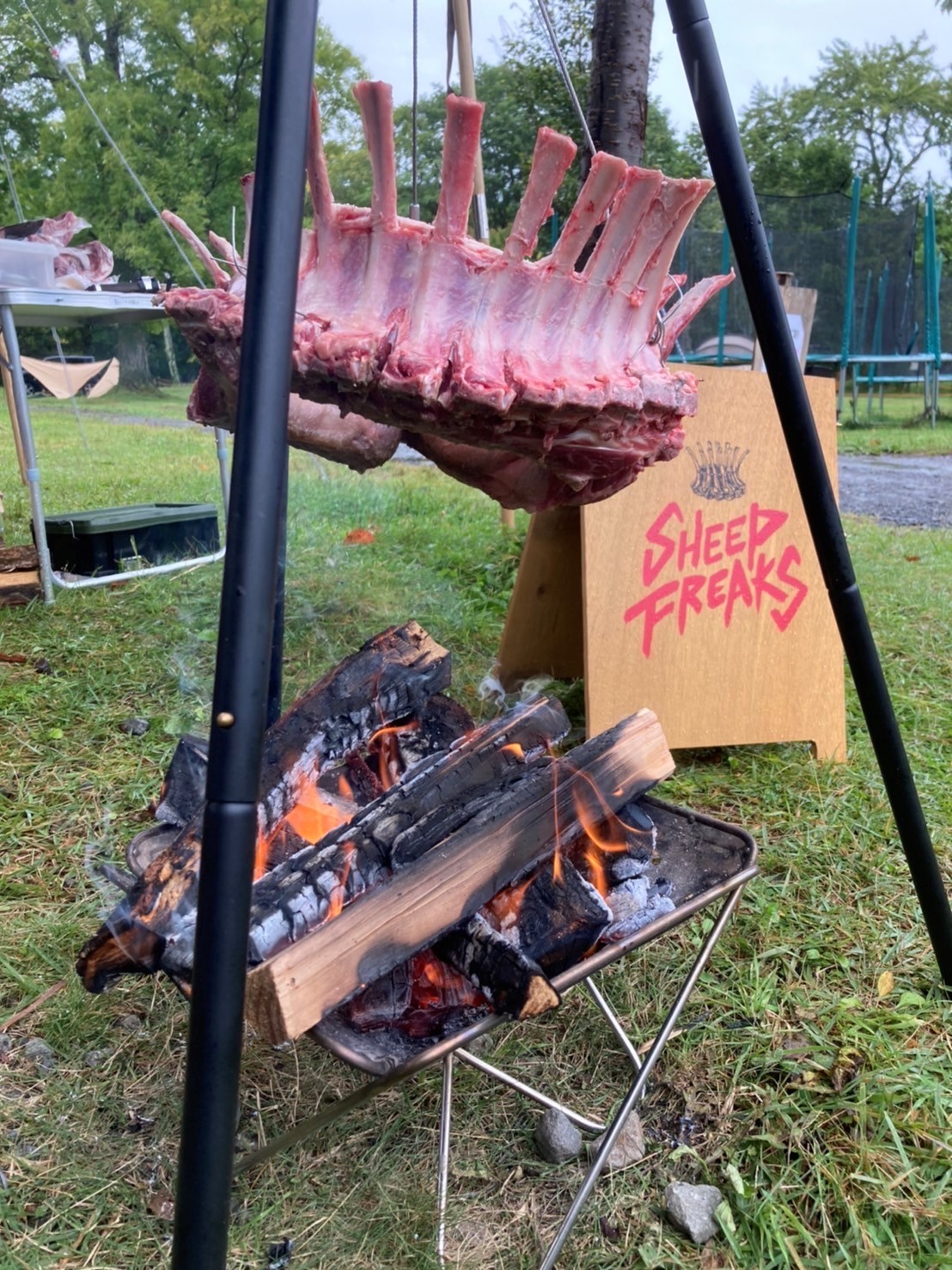 ラム肉を焼いている様子の写真
