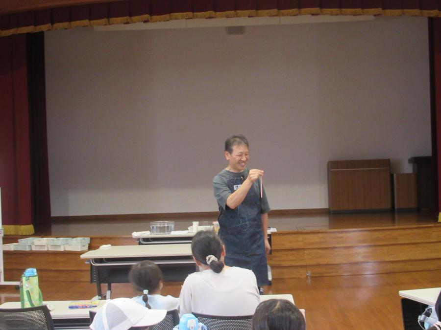 マジックショー担当の講師の北沢まさあきさんの写真