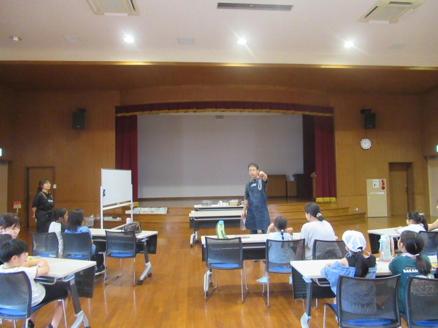 講師のたいちょうがマジックを披露しているところ