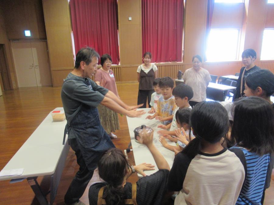 ハンドパワーと言って鍋に手を近づけている様子