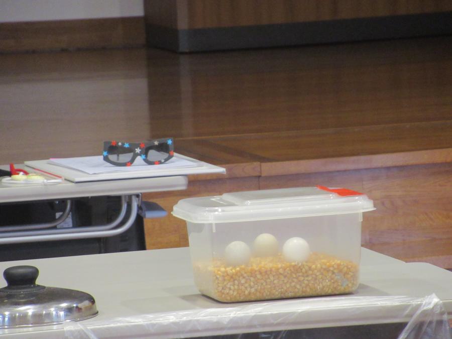 大きなタッパーの底にに入ったピンポン玉が、コーンの上に出てきている様子