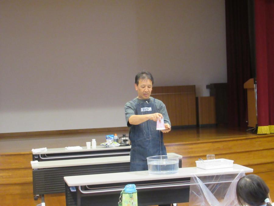 講師が実験をしているところ