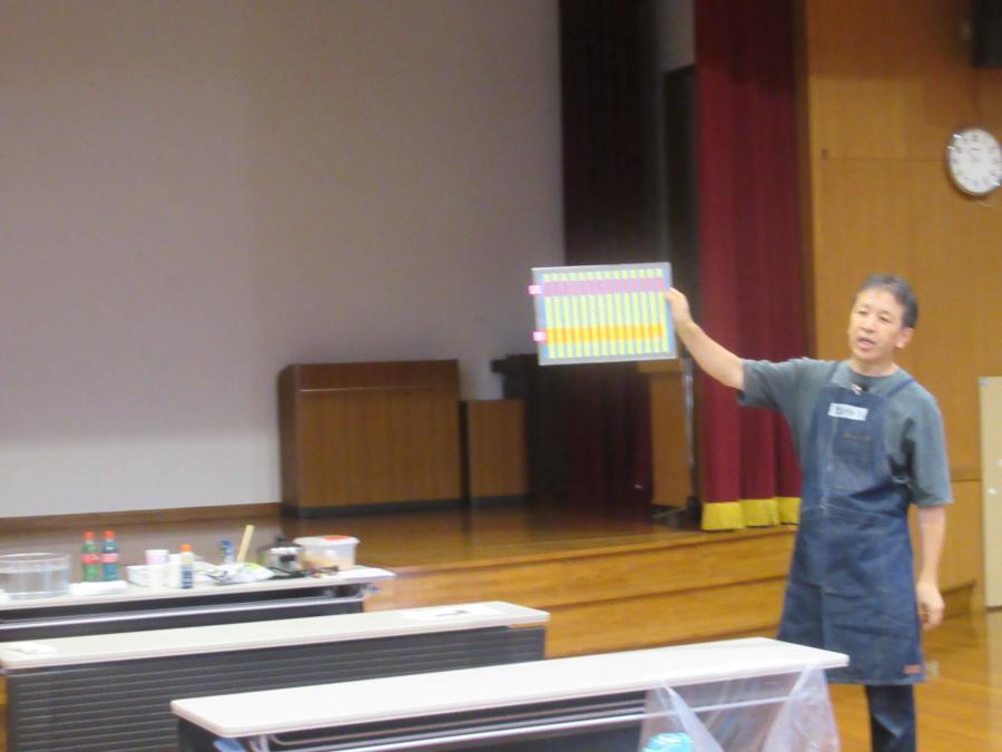 色が変わって見える実験の様子