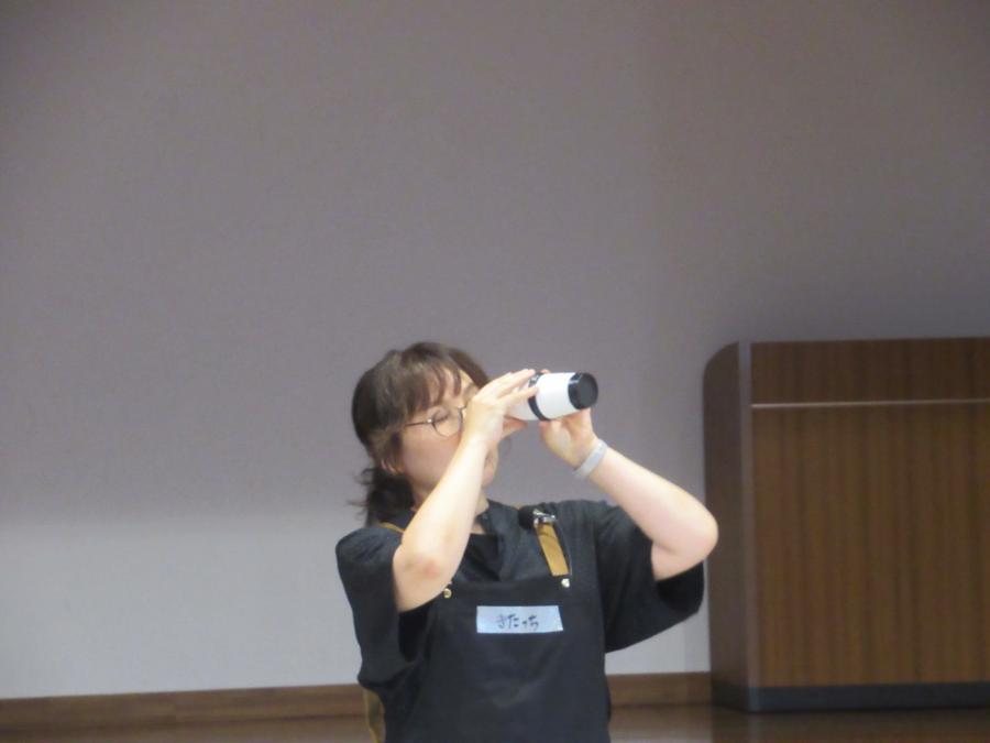 見本の虹色スコープを見ている講師の写真