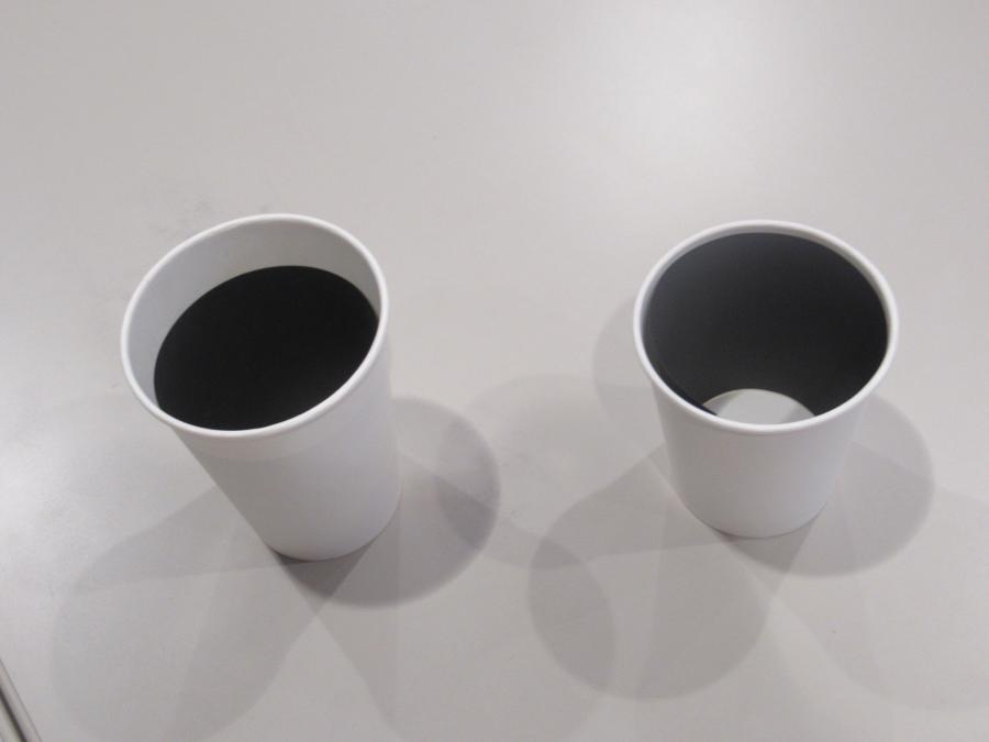 二つの紙コップの内側に黒い紙を貼ったところ