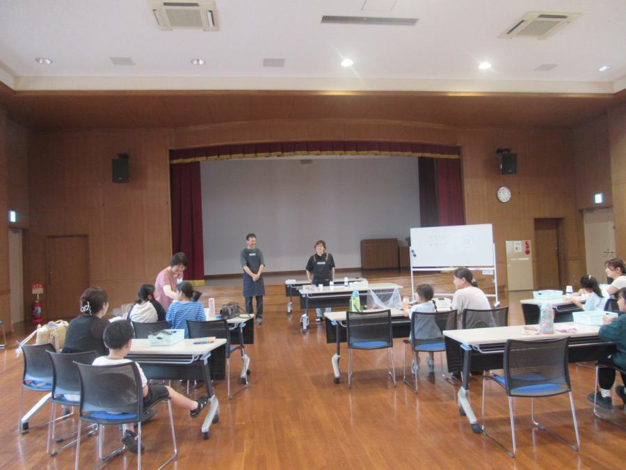 講師から作り方を聞きながら作る様子