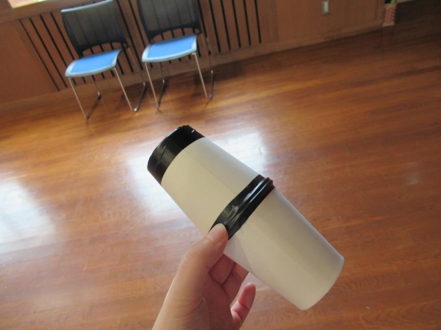 黒いテープで2つの紙コップを合体させたもの
