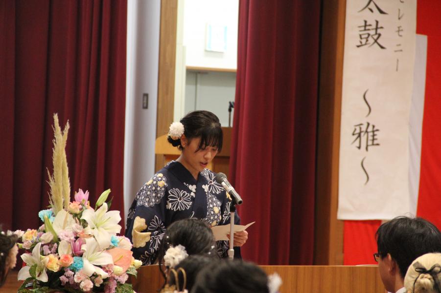 謝辞を読む毛利さん