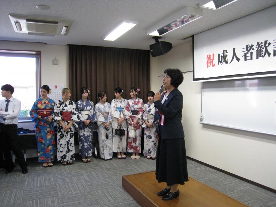挨拶する恩師