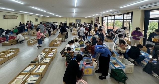 リサイクル本の無料配布の様子の写真