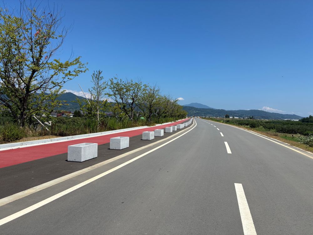 河川防災ステーション付近の堤防道路(県道)の状況の写真