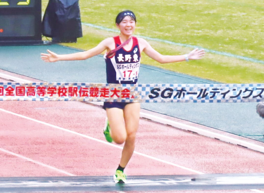 全国高等学校駅伝競走大会(女子)のゴールシーンの写真