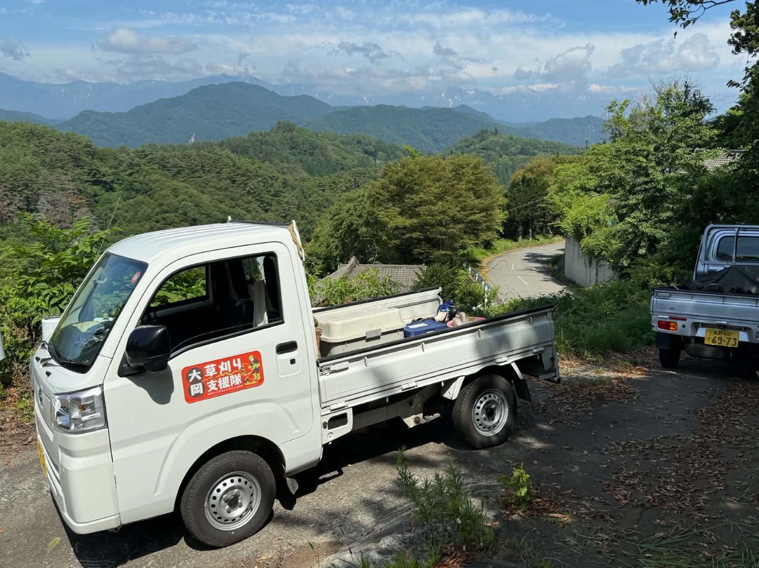 専用ステッカーを貼った軽トラックの写真