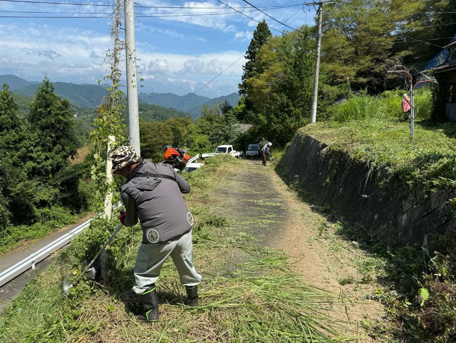 生活道路の草を刈る協力会員の写真