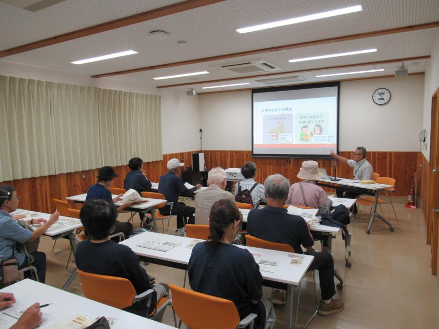 熱心に抗議に耳を傾ける参加者