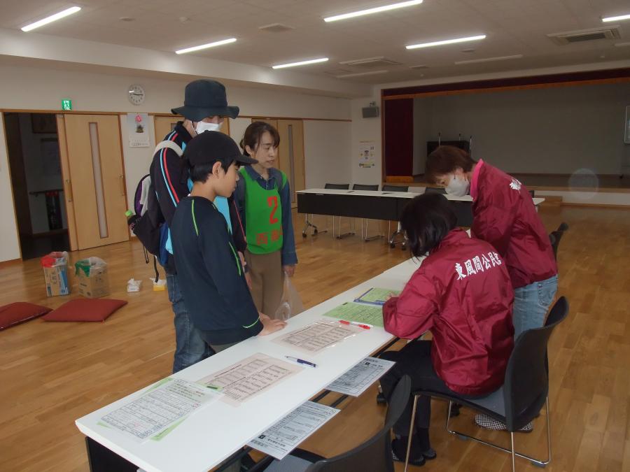 クイズに挑戦する親子