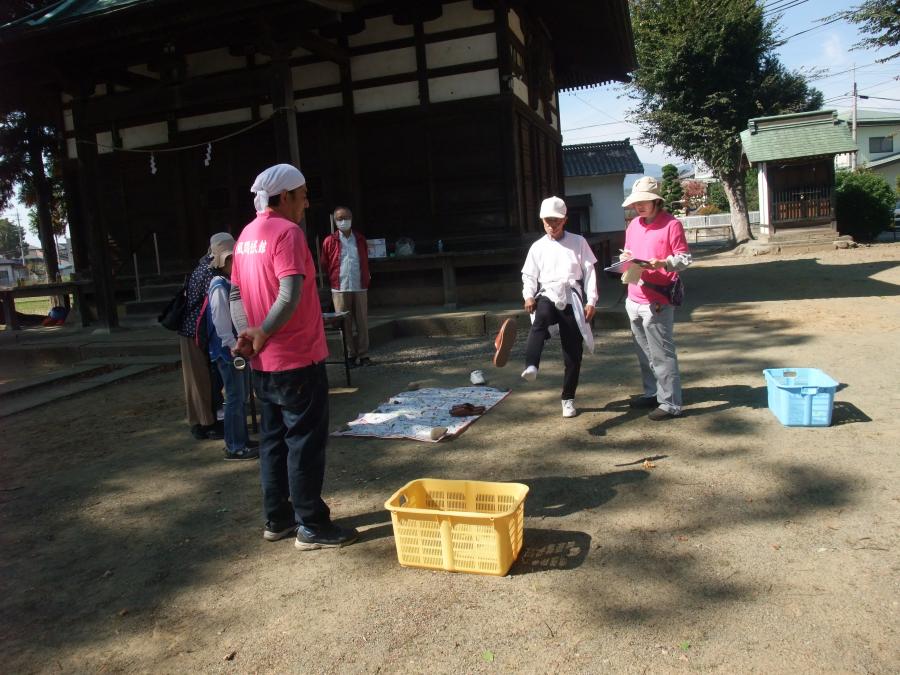 かごにスリッパを入れる競技