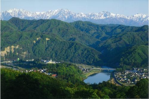 信州新町のまちと北アルプス