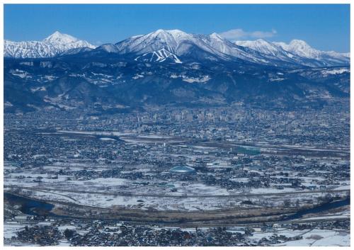 尼巌山頂から望む善光寺平と山なみ