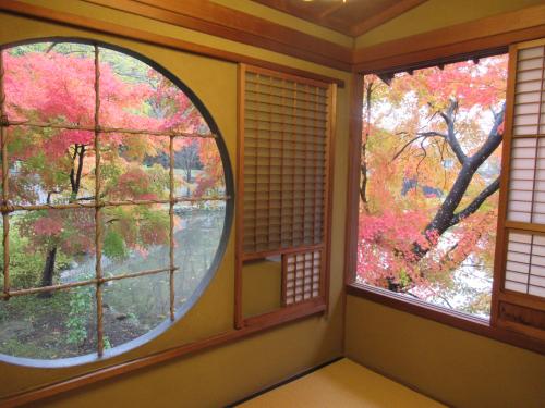 山寺常山邸の秋の庭園の写真