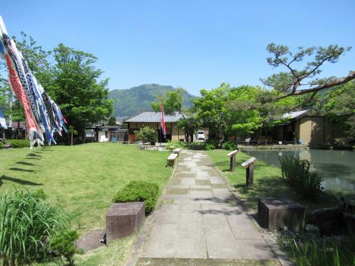 山寺常山邸の春の庭園の写真