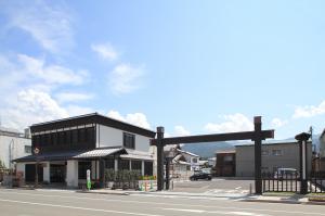 長野県信用組合松代支店店舗と駐車場の門の写真
