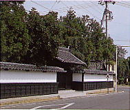 真田道泰邸門と塀の写真