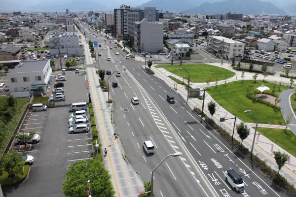 東口公園から東へ望む栗田屋島線の写真