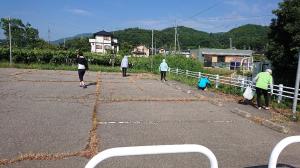 豊野温泉りんごの湯館外のごみ拾いの写真