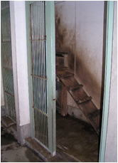 老朽化の激しい整備前のレッサーパンダの寝小屋