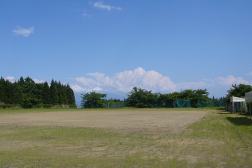 空に近い芋井運動場です。