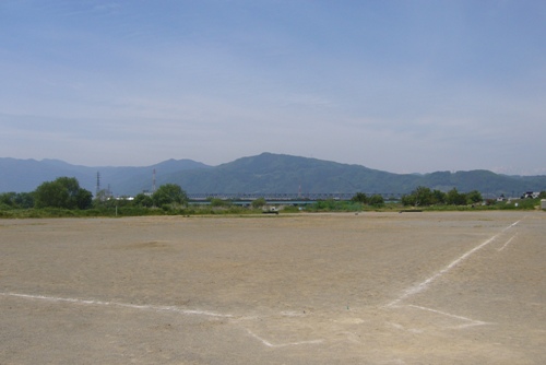 西横田運動場です。